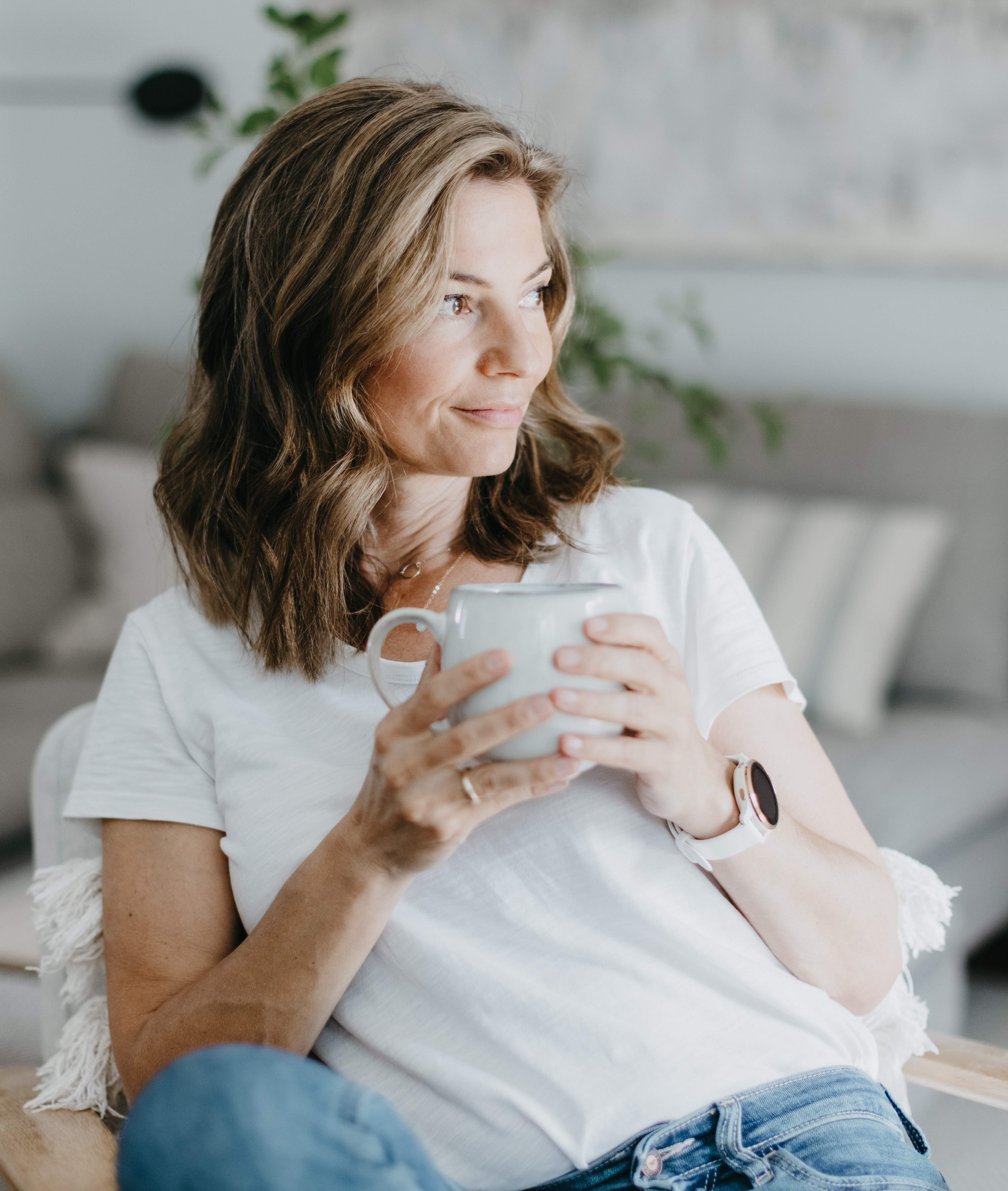 Eva mit Tasse hochformat